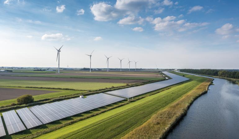 Afbeelding met een sloot, zonneenergie en windmolens
