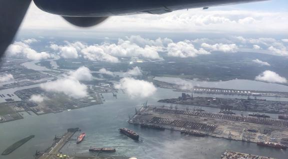 Figuur van een bovenaanzicht van een fabrieksterrein, vanuit een vliegtuig.