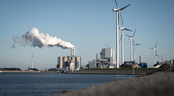 Windmolens en industrieel complex aan het water