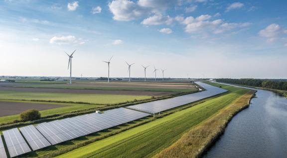 Afbeelding met een sloot, zonneenergie en windmolens